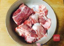 胡萝卜玉米骨头汤的做法图解1