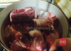 胡萝卜玉米骨头汤的做法图解2