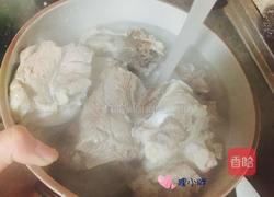 胡萝卜玉米骨头汤的做法图解4