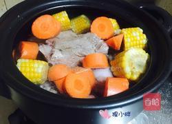 胡萝卜玉米骨头汤的做法图解8