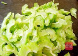 夏日必点小菜 凉瓜炒蛋的做法图解1