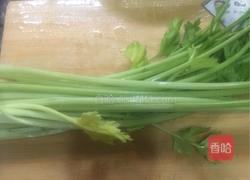 咸肉炒芹菜的做法图解1