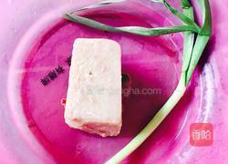 蒜苗炒粘山药豆腐的做法图解1