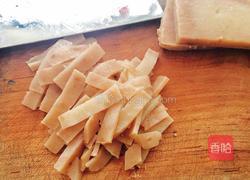 蒜苗炒粘山药豆腐的做法图解2
