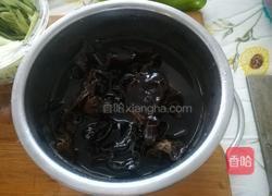 洋葱拌木耳的做法图解3