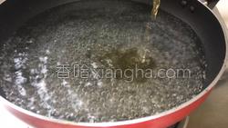 青椒炒黑猪肉的做法图解1