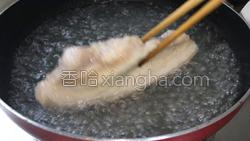 青椒炒黑猪肉的做法图解3