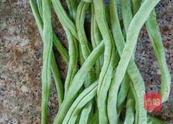 肉末炒四季豆的做法图解1