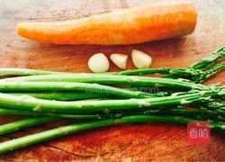 芦笋炒鸡蛋的做法图解2