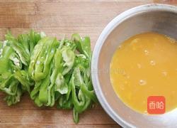 青椒炒蛋的做法图解1