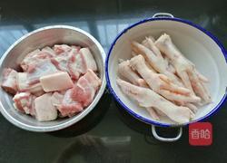 红烧鸡爪五花肉的做法图解1