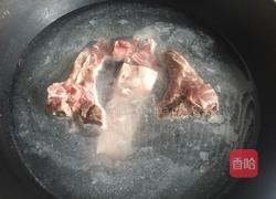 胡萝卜玉米排骨汤的做法图解2