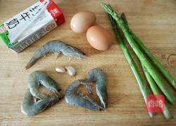 鸡蛋鲜虾炒芦笋的做法图解1