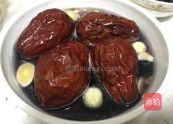 桑葚红枣黑米粥的做法图解1