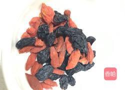 桑葚红枣黑米粥的做法图解2