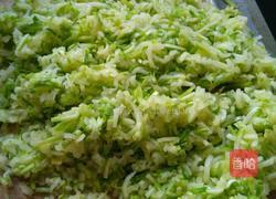 西葫芦黑木耳鸡蛋锅贴的做法图解7