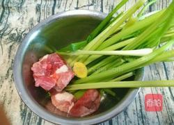芹菜猪肉馅的做法图解1