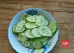 黄瓜炒腊肉的做法图解1