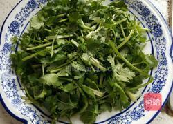 香菜拌皮蛋的做法图解2