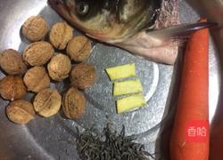 核桃胡萝卜龙井鱼头汤的做法图解1