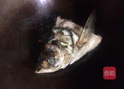 核桃胡萝卜龙井鱼头汤的做法图解2