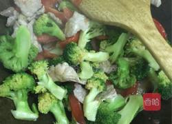 西兰花番茄炒肉的做法图解13
