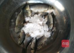 油炸小黑鱼的做法图解5