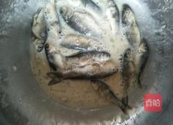油炸小黑鱼的做法图解6