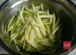 Illustration of how to make zucchini pancakes 2