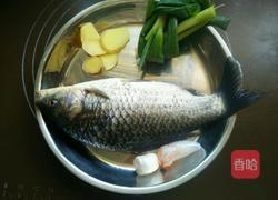 菌菇豆腐鲫鱼汤的做法图解1