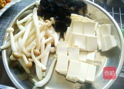 菌菇豆腐鲫鱼汤的做法图解2