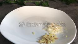 白菜鸡腿鲜虾卷的做法图解2