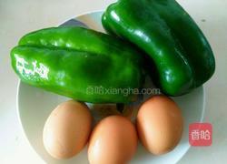 青椒炒鸡蛋的做法图解1