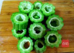 酱汁焖苦瓜的做法图解1