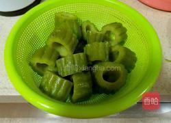 酱汁焖苦瓜的做法图解4