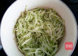 鸡蛋西葫芦饼的做法图解1