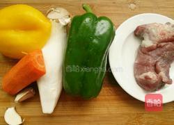 彩椒炒肉片的做法图解1