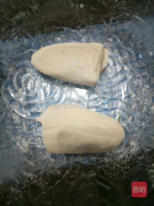 面和水加点盐 和成面团 分成小团也可以 醒一会 这时候去做馅料