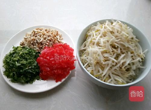 把豆芽菜洗净 香菜 香干 粉皮儿 切成小丁 备用