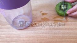 猕猴桃汁的做法图解2