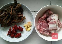 菜干排骨汤的做法图解1