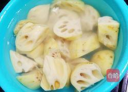 黑豆花生莲藕猪骨汤的做法图解2