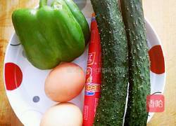 黄瓜火腿炒鸡蛋的做法图解1