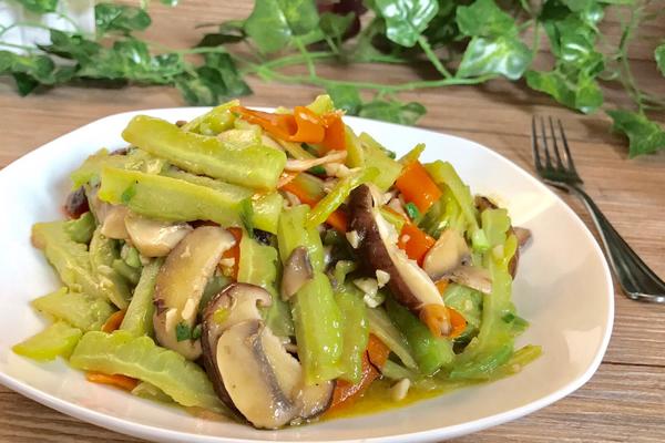 双菇炒苦瓜