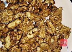 琥珀核桃仁的做法图解2