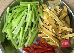 芹菜香干的做法图解2