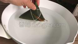 咸蛋酱肉粽子的做法图解41