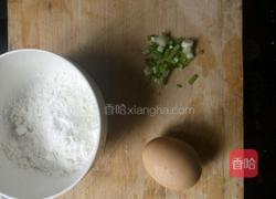 葱煎鸡蛋饼的做法图解1