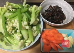 卤牛肉炒时蔬青菜的做法图解1