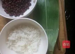 Illustration of how to make rice cakes with bamboo leaves 1